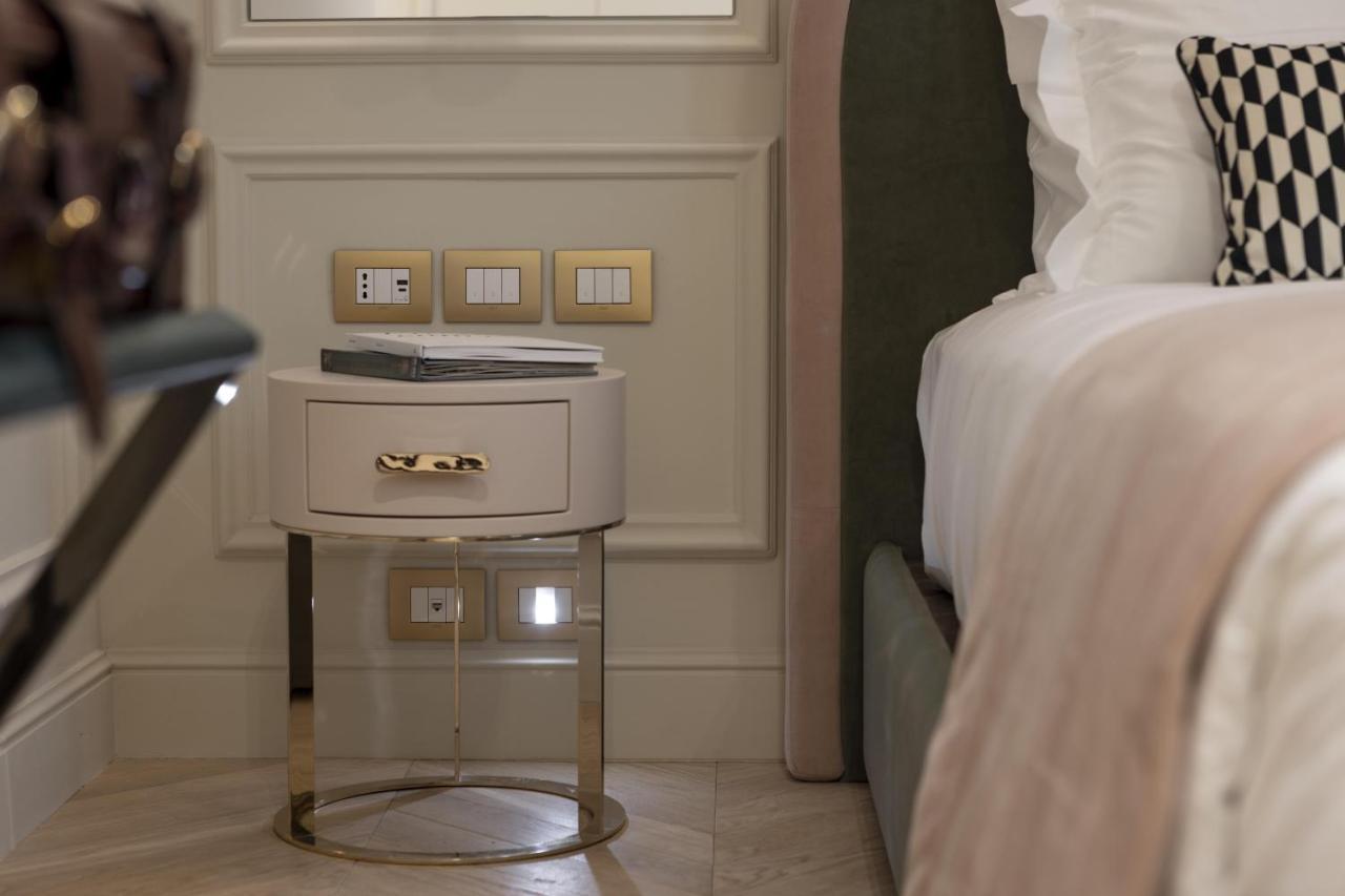 Hotel La Gemma Φλωρεντία Εξωτερικό φωτογραφία A bedside table