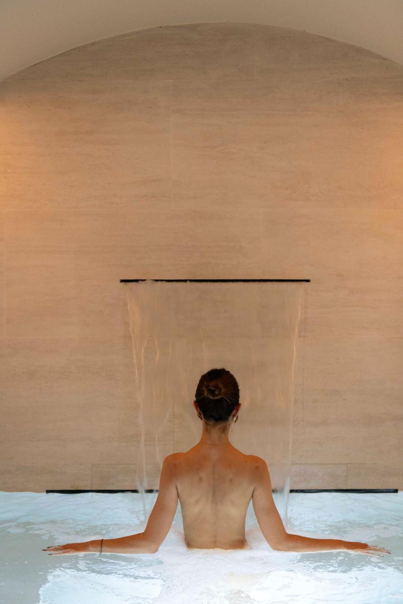 Hotel La Gemma Φλωρεντία Εξωτερικό φωτογραφία A woman in a shower